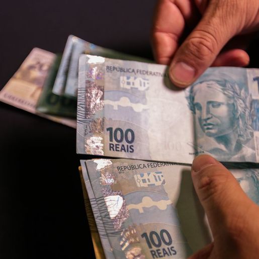 Governo anuncia previsão do salário mínimo em R$ 1.421 para 2024