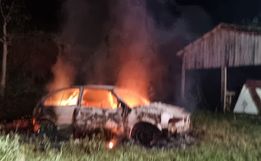 Incêndio destrói veículo no interior de Santa Helena