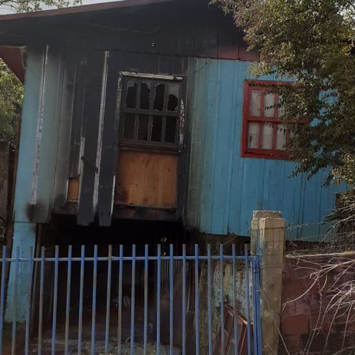 Homem põe fogo na própria casa