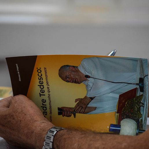 Padre Ivo Oro realiza o lançamento de livros em São Miguel do Oeste