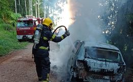 Veículo é completamente destruído por incêndio em Mondaí