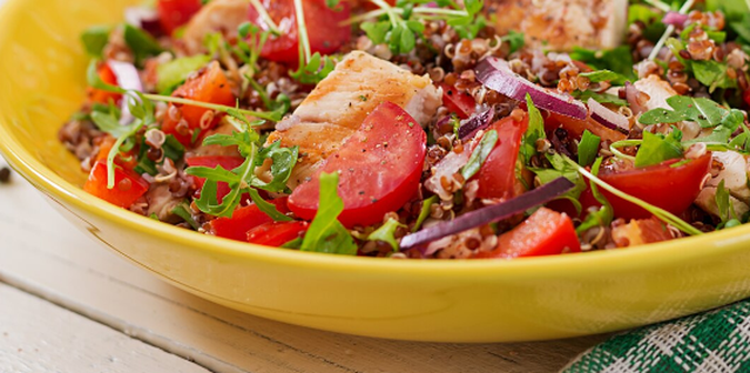 salada-caesar-com-morango-e-maca-verde