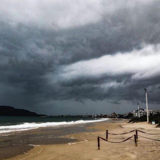 Sol e pancadas de chuva: ciclone extratropical deixa o tempo instável no fim de semana em SC