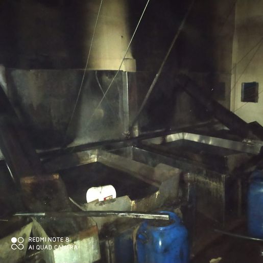 Incêndio atinge estoque de lenha e parte de indústria de melado em Itapiranga