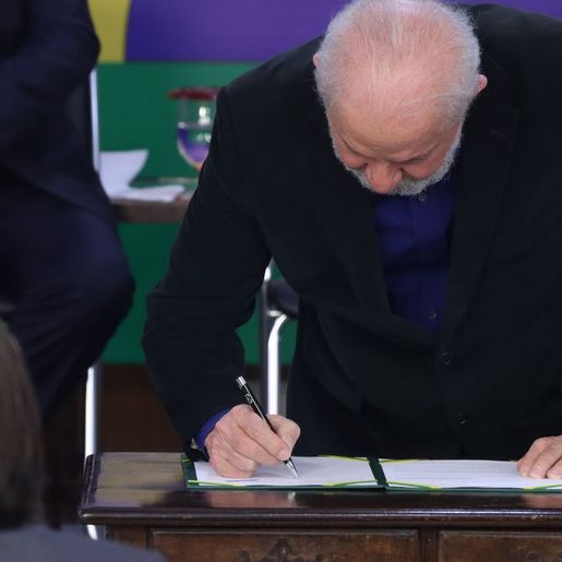 Lula assina medida provisória para taxar fundos de super-ricos