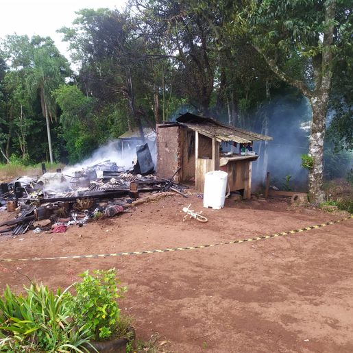Família tem casa destruída pelo fogo no interior de Campo Erê