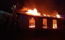 Bombeiros combatem incêndio em residência no interior de Riqueza