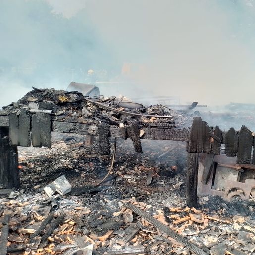 Casa fica destruída pelas chamas em São Lourenço do Oeste