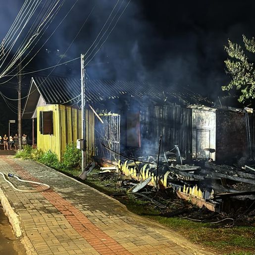 Casa é atingida pelo fogo em Quilombo 