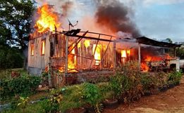 Residência é completamente destruída por incêndio em Riqueza