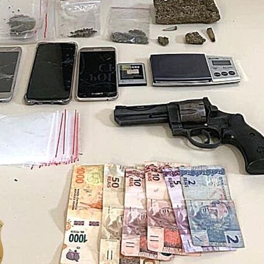 Polícia aprende drogas, dinheiro e arma em casa de adolescente