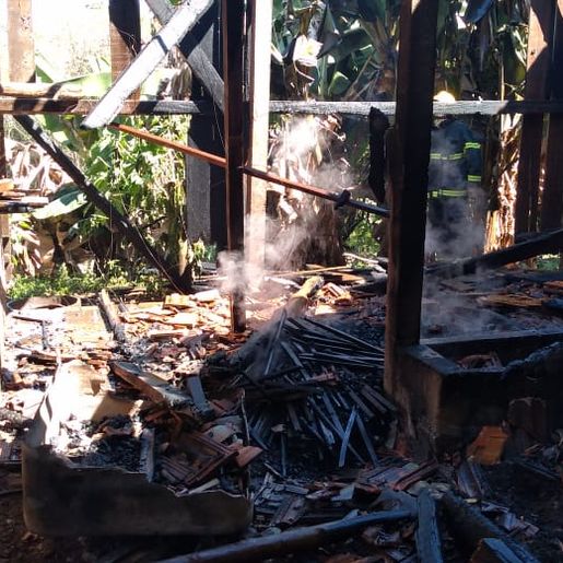 Incêndio danifica galpão em propriedade rural
