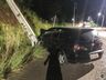 Condutor perde controle e colide carro em poste em São Miguel do Oeste