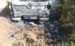Condutor bate em árvore e veículo pega fogo