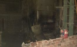 Bombeiros combatem incêndio em armazém de milho durante a madrugada