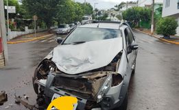 Motorista colide com o carro no centro de São José do Cedro