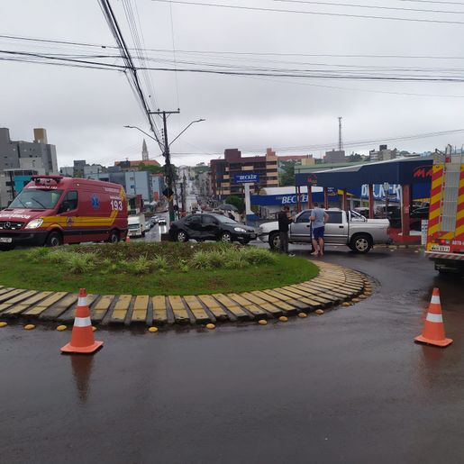 Veículos colidem no centro de São Lourenço do Oeste