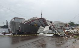 IMAGENS: Fortes ventos derrubam barracão de cooperativa no Oeste 