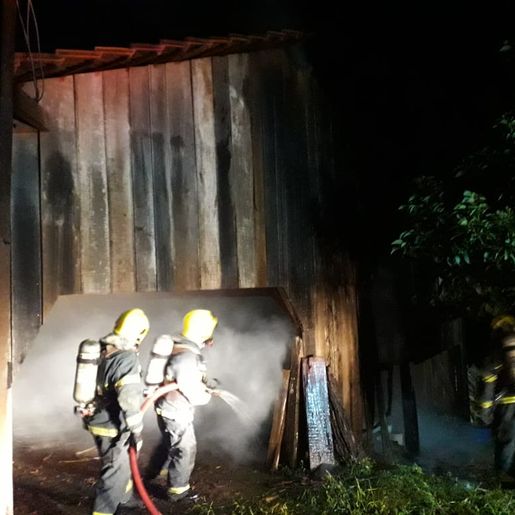 Brasas dão início a incêndio e galpão fica danificado no interior de Itapiranga