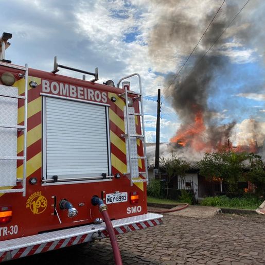 VÍDEO: incêndio em residência mobiliza Bombeiros, Polícia Civil, PM e Celesc