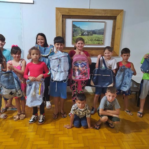 Voluntárias de Mondaí fabricam mochilas para crianças carentes