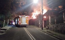 Incêndio destrói duas residências em Itapiranga