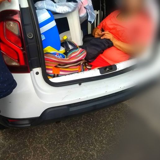 Motorista é flagrado levando sogra em porta-malas de carro na SC-401