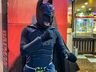 Jovem fantasiado de Batman assiste filme no Cine Peperi; fotos