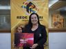 Locutora da Rádio Cidade recebe certificado de finalista do Prêmio Acaert
