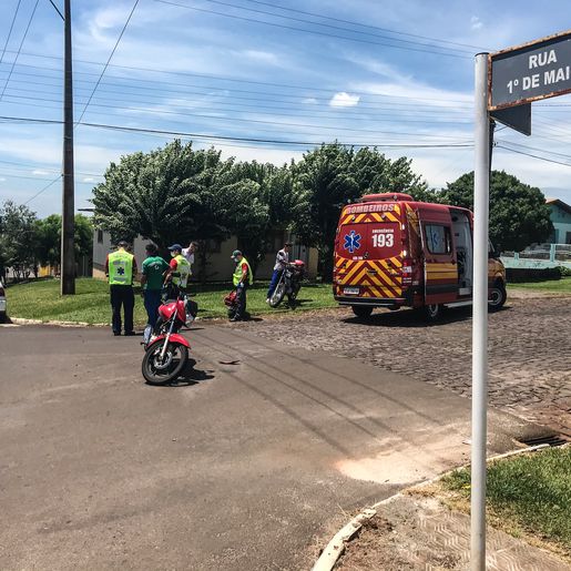 Colisão entre carro e moto deixa jovem ferido no bairro São Jorge