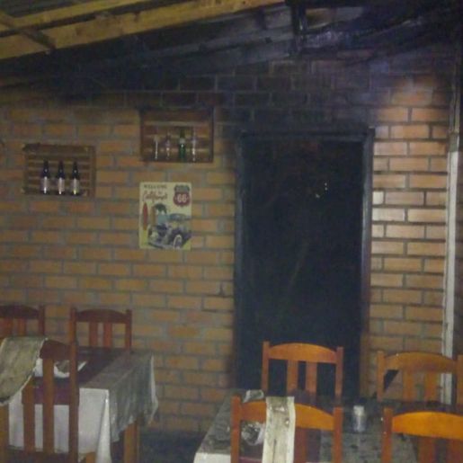 Corpo de Bombeiros de Anchieta atende incêndio em restaurante