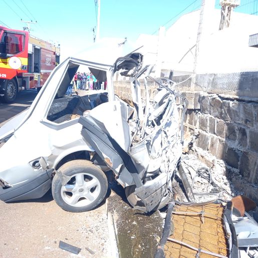 Condutor morre ao bater veículo contra muro em Pinhalzinho 