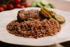 Arroz Vermelho com Sobrecoxa Ensopada e Maxixe