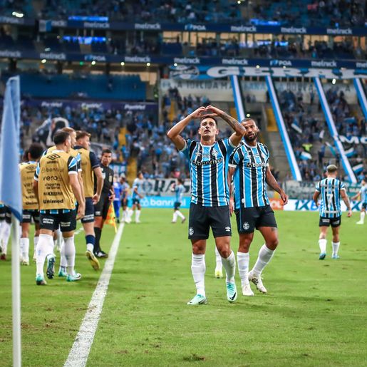 Grêmio supera o Athletico na Arena e se recupera no Brasileirão