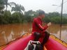 Bombeiros resgatam homem que ficou ilhado no Rio Uruguai