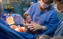Fotos de bebê que nasceu com cara emburrada fazem sucesso 