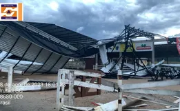 Tempestade Parque de exposições e cobertura de campo de futebol são destruídos