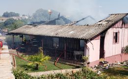 Comunidade se mobiliza para auxiliar família de Iporã do Oeste que perdeu casa e bens em incêndio