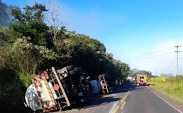 Tombamento de caminhão com combustível tem vazamento em rodovia e óbito em Quilombo