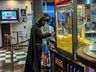 Jovem fantasiado de Batman assiste filme no Cine Peperi; fotos