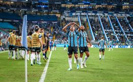 Grêmio supera o Athletico na Arena e se recupera no Brasileirão