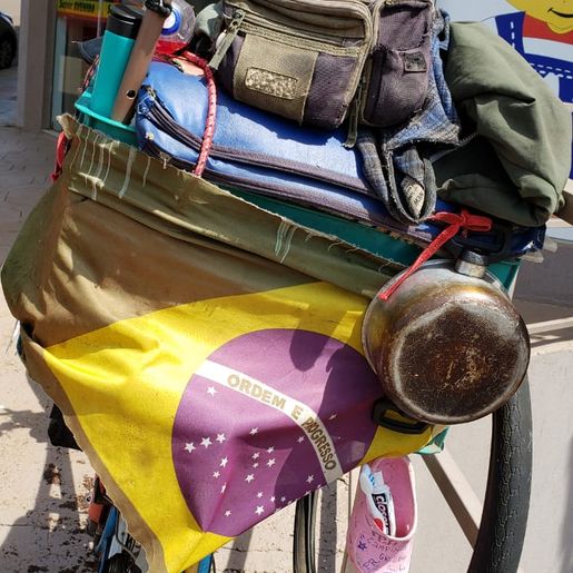 Gaúcho que viaja o Brasil com uma bicicleta Monark chega a Iporã do Oeste