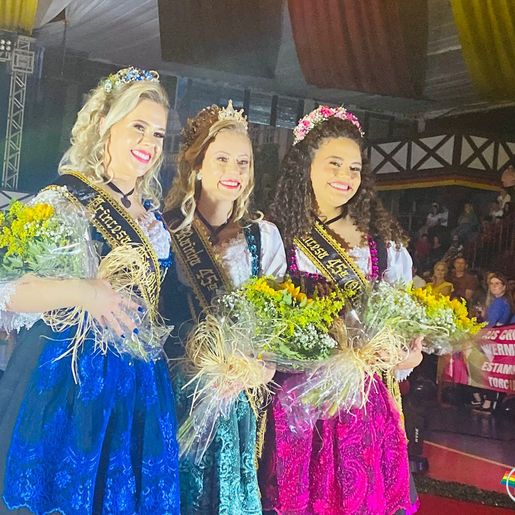 Débora, Paula e Cíntia são as novas soberanas da Oktoberfest de Itapiranga