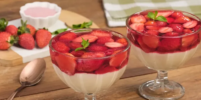 sobremesa-de-morango-com-creme-e-gelatina