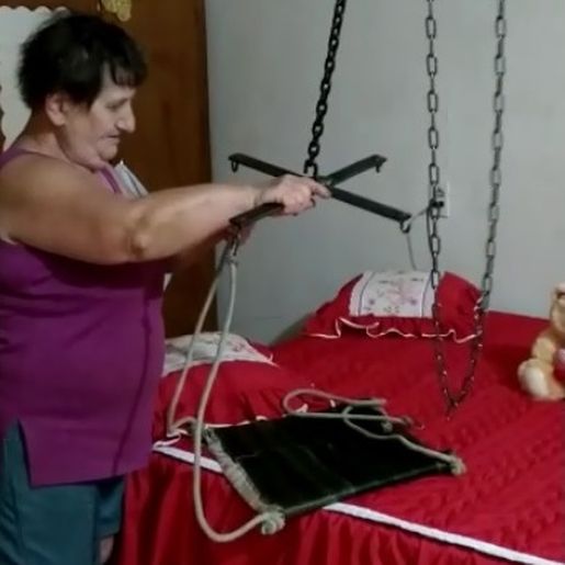 Pai cria equipamento para facilitar a locomoção da filha cadeirante em Princesa 