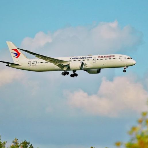 Avião com 132 pessoas a bordo cai na China