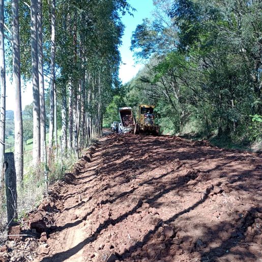 Prefeitura de Anchieta investe mais de R$100 mil em recuperação de estrada