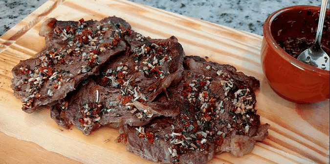 ripa-de-chuleta-com-molho-chimichurri-acompanhada-de-pure-de-mandioquinha
