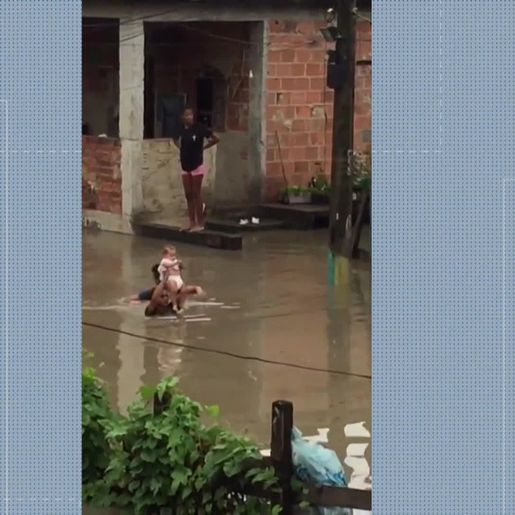 Bebê é resgatado por vizinho durante temporal e imagens viralizam na internet
