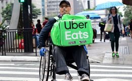 Cadeirante que entrega comidas por aplicativos